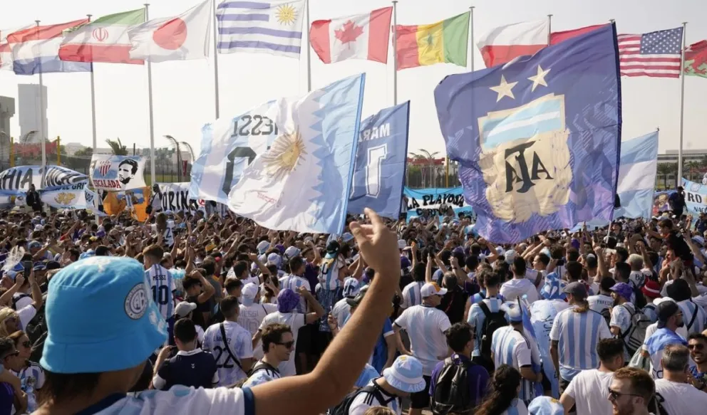 Locura en Qatar: hinchas argentinos realizaron un "banderazo" en apoyo a la Selección