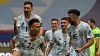 Furor por la camiseta gigante que pusieron en Hipólito Yrigoyen para alentar a la Selección Argentina