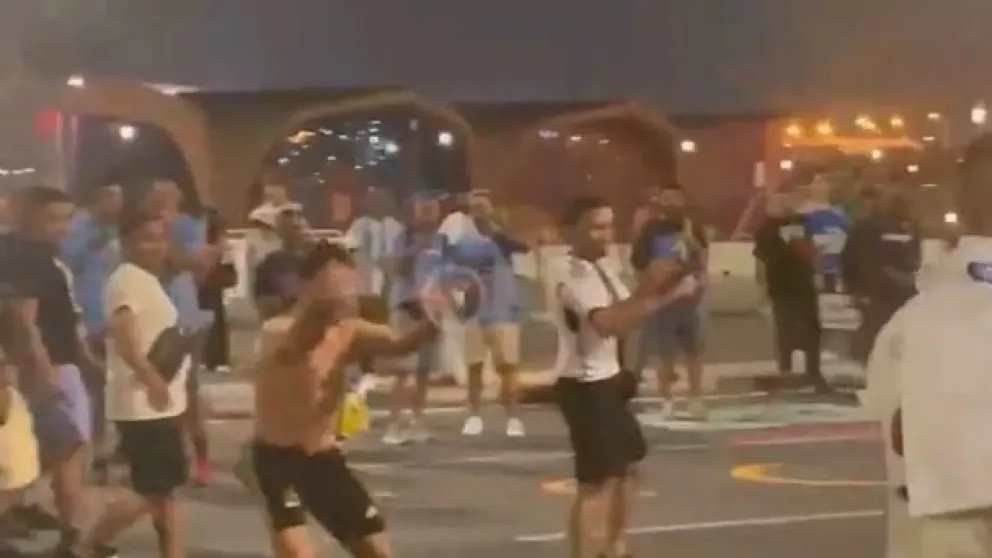 Insultaron a Messi y no se lo dejaron pasar: hinchas argentinos y mexicanos “a los golpes”