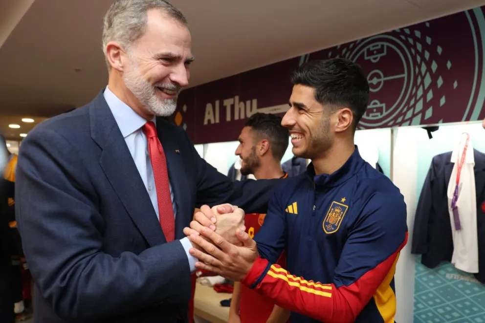 El rey Felipe felicita a los jugadores de España tras la goleada a Costa Rica