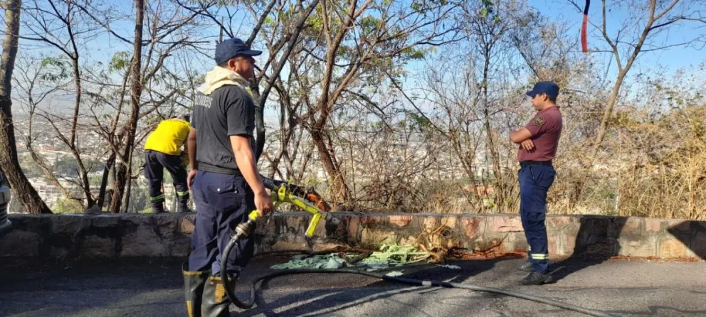 Autoridades en alerta: el Cerro San Bernardo estaba siendo consumido por las llamas esta mañana