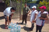 Nunca faltan los avivados: en plena “emergencia hídrica”, venden los bidones de agua que entrega la Provincia