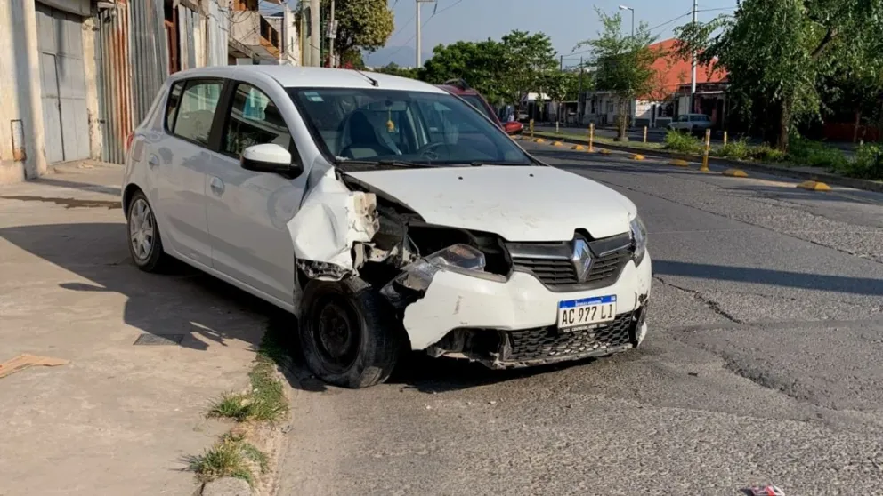Violento accidente: salteña se durmió al volante y chocó contra un poste de luz
