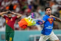 Escándalo en el Mundial de Qatar: un simpatizante entró a la cancha flameando la bandera LGBT