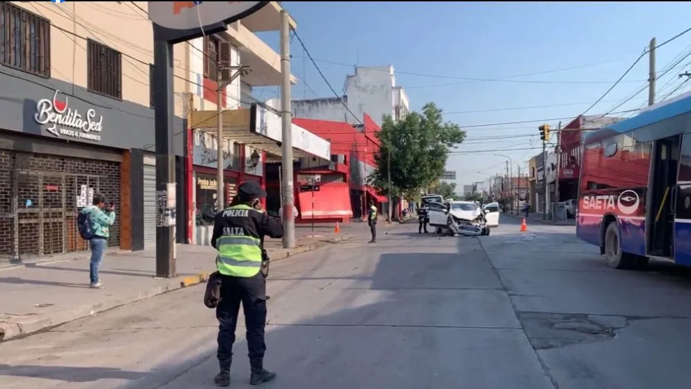 Colectivo cruzó en rojo y chocó contra una camioneta: "Me salvó el airbag"