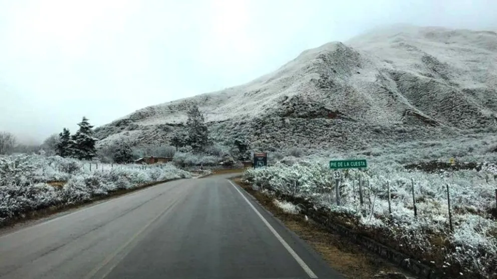 ¡Una belleza! Luego de las lluvias, cayó nieve en un conocido pueblito
