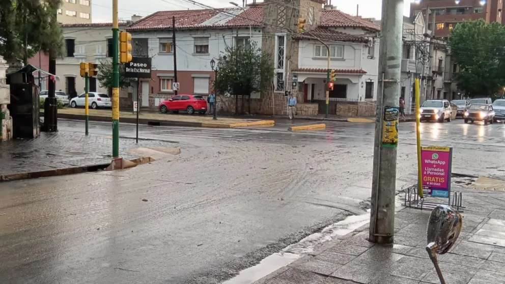 ¿Y Aguas del Norte donde está? Colapsaron las cloacas y materia fecal inundó las calles céntricas