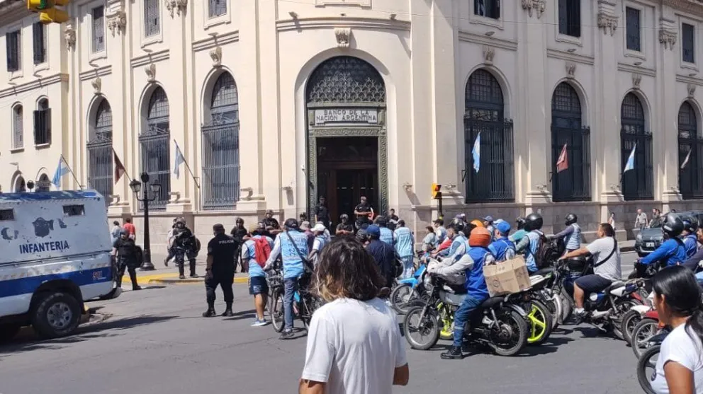 Qué día de "miércoles": repartidores y cadetes acapararon el centro de la Ciudad y ocasionaron un caos 