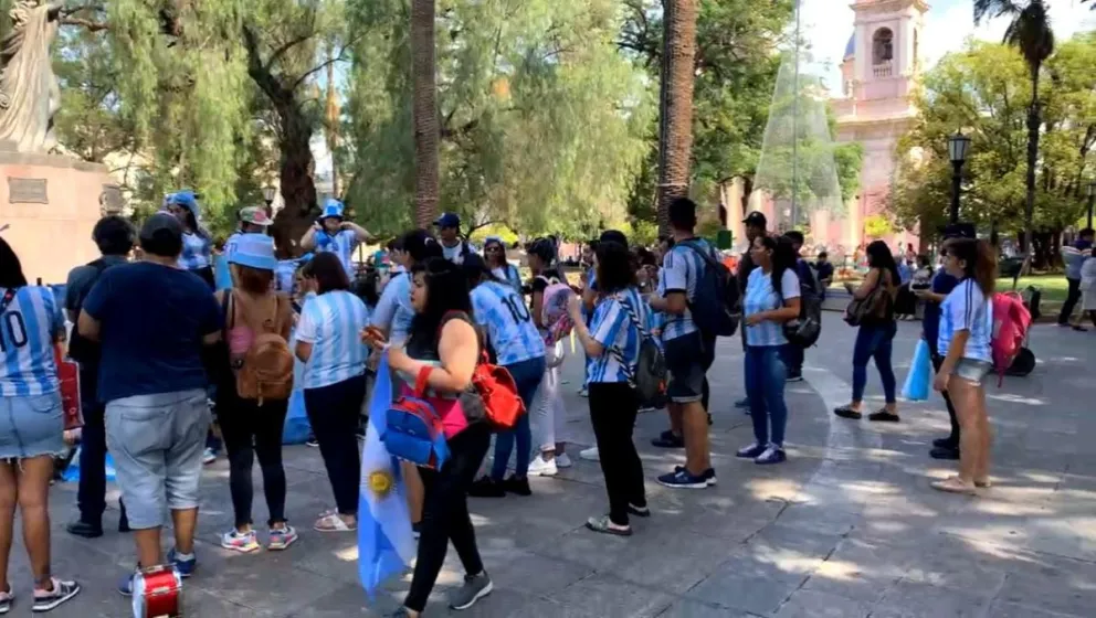 Los salteños desde temprano se juntaron a apoyar a la Selección Argentina 