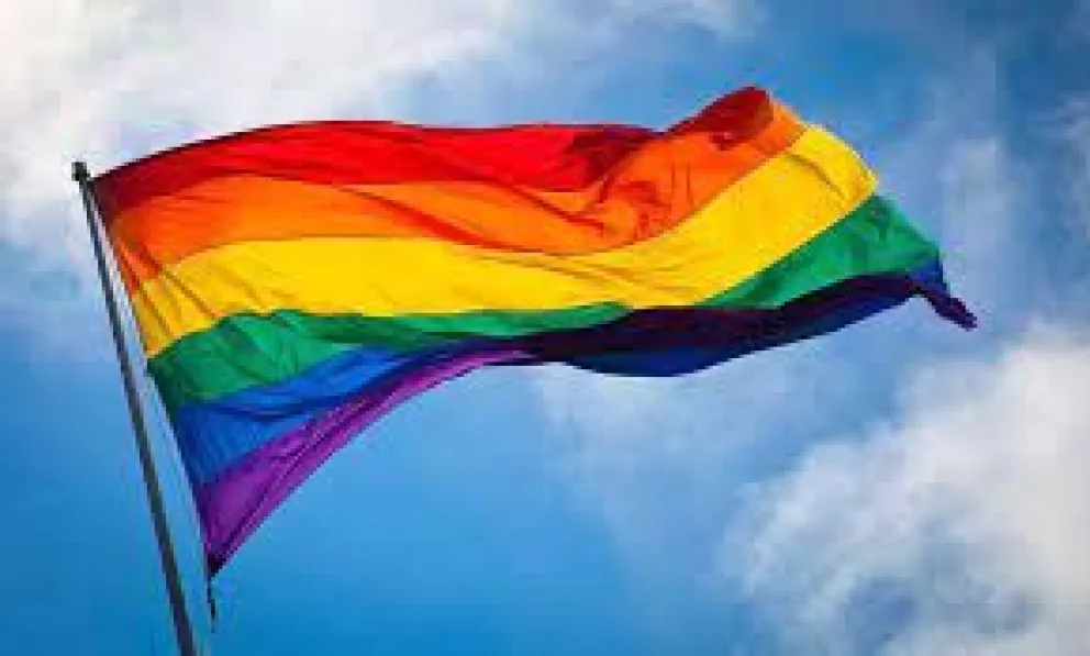 Foto: Bandera marcha lgtb. Fuente: Twitter