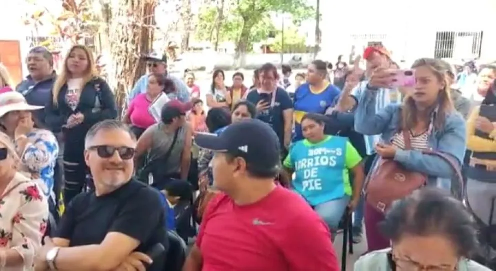 Tartagalenses irrumpieron en el Concejo Deliberante para exigir que Aguas del Norte deje de prestar servicio
