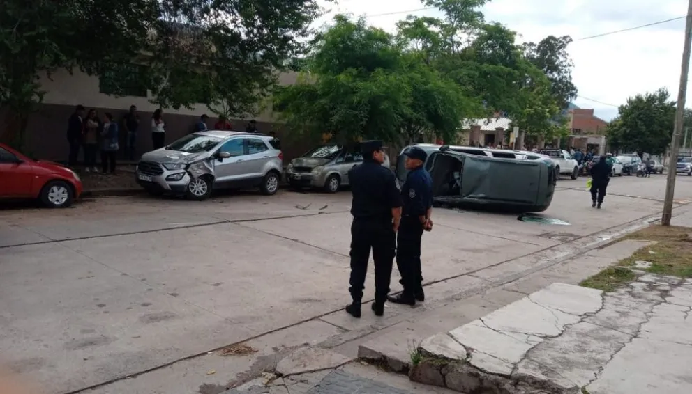 Terrible accidente: llevaba a sus hijos a la escuela, se descompensó y terminó volcando su vehículo
