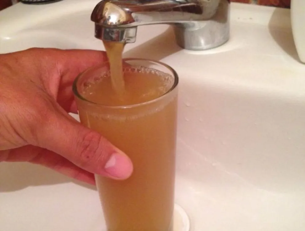 Salteños indignados con Agua del Norte: ¿García Salado se animaría a tomar este vaso con agua?