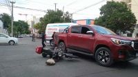 Accidente vial: un conductor salió “disparado” de su moto luego de impactar contra una camioneta