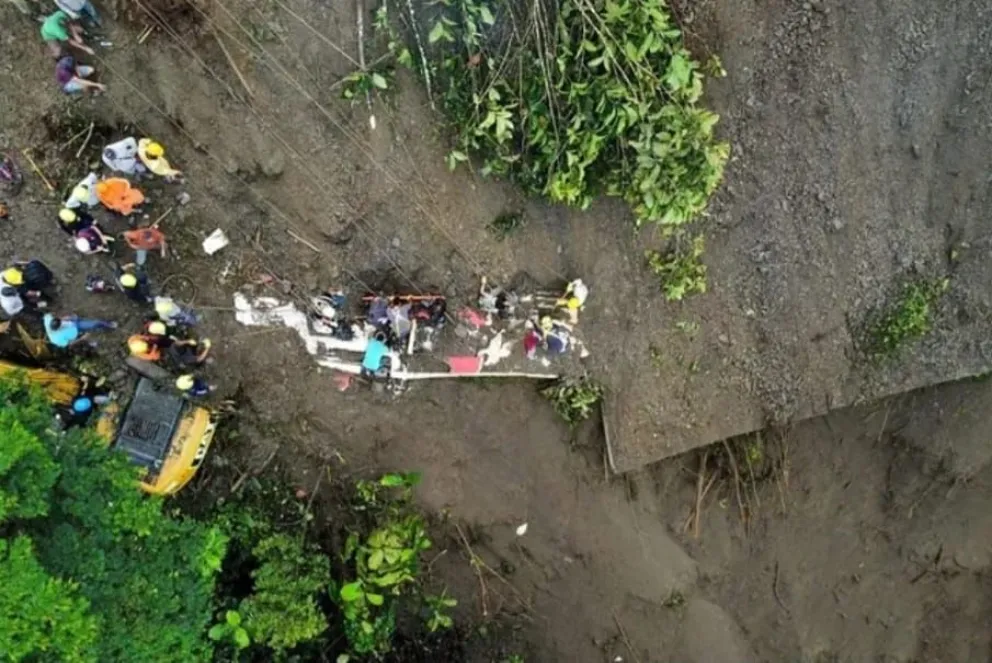 Terrible tragedia: un alud de tierra impactó sobre varios vehículos