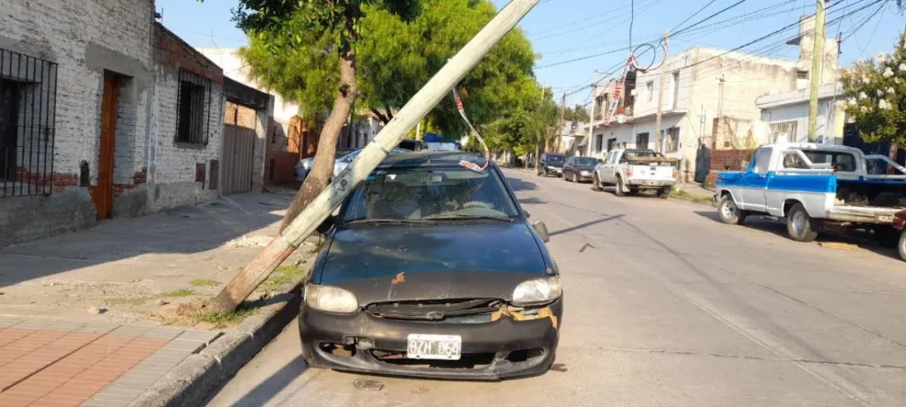 Salteño fue a ver su vehículo y lo encontró destrozado: se le cayó un poste de luz