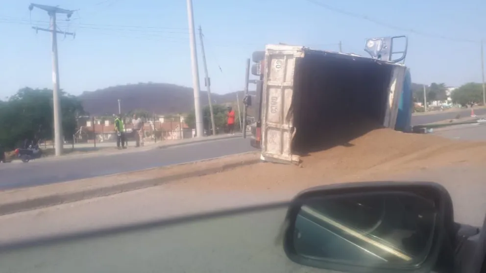 Un camión perdió el control, dio vueltas sobre sí mismo y volcó