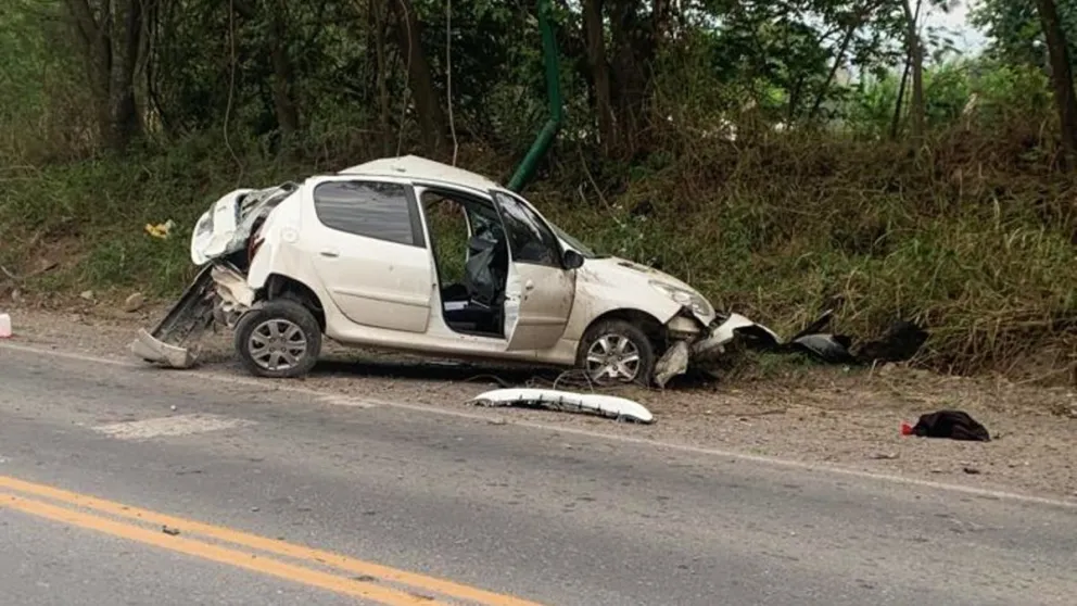 Terrible accidente: vehículo perdió el control, chocó contra el alumbrado y terminó volcando sobre la ruta