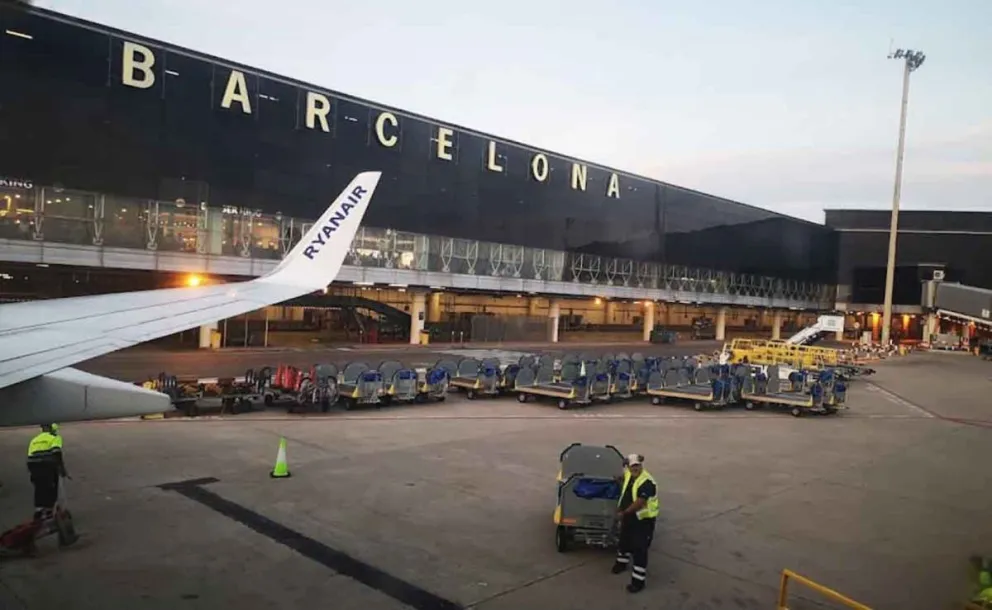 Embarazada inició trabajo de parto en pleno vuelo, aterrizaron de emergencias y se la llevaron detenida