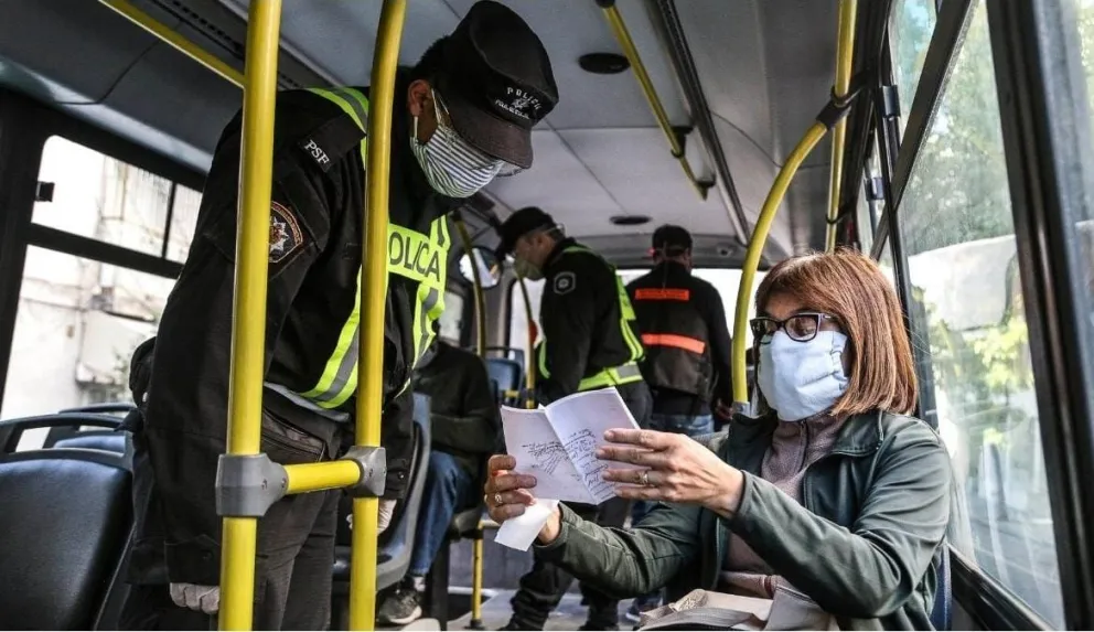 ¿Barbijo sí o no? Una mujer denunció en Facebook que la gente no usa barbijo en los colectivos de SAETA