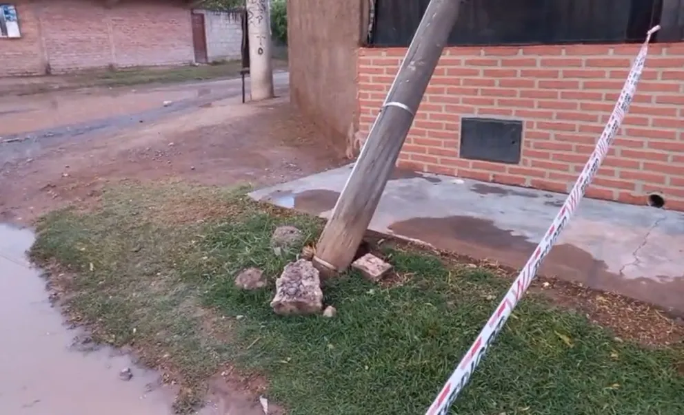 Salteños desesperados: se cayeron varios postes de electricidad por el fuerte viento 