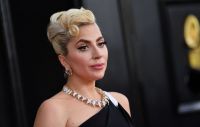 Lady Gaga deslumbró con su look en los premios Oscar y ayudó a este hombre que cayó: vídeo