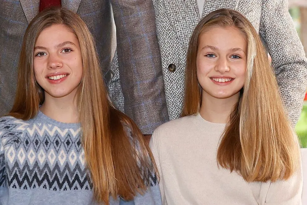 La Princesa Leonor y la Infanta Sofía de Borbón en la tarjeta navideña de la Familia Real