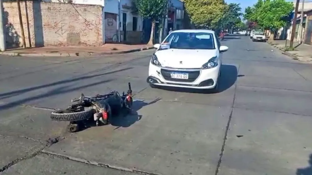 Empezamos mal la semana: automovilista no vio "por el sol" y terminó llevándose puesto a un motociclista