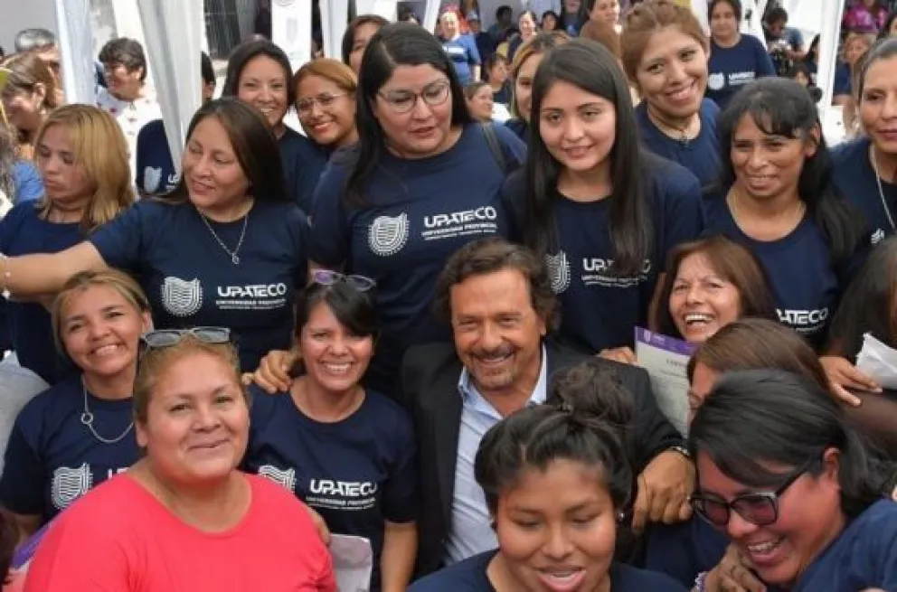 Histórico: Gustavo Sáenz junto a la ministra Mazzina entregaron certificados a las primeras mujeres constructoras de Salta