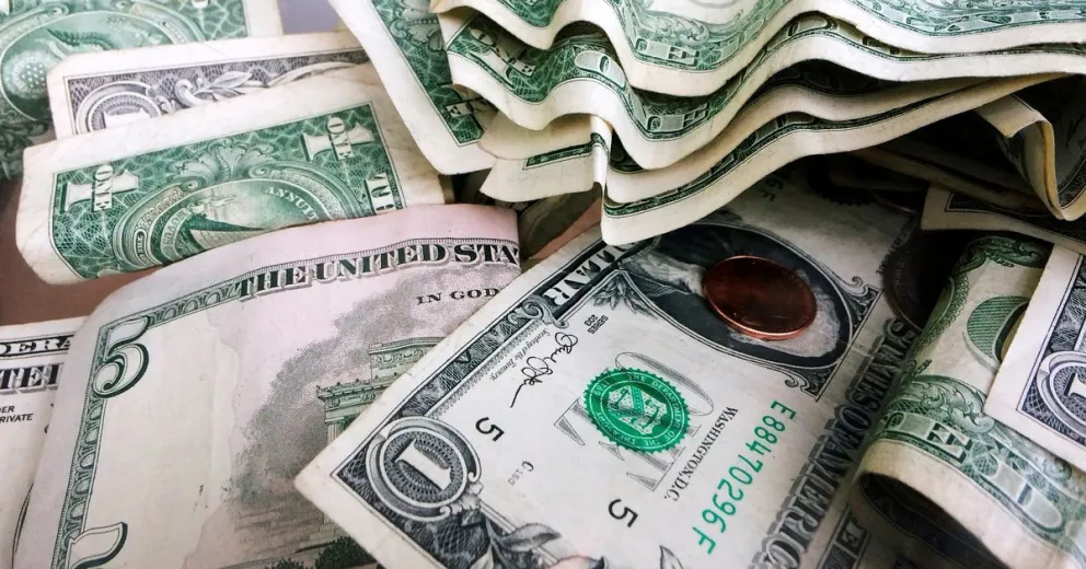 Este lunes el dólar blue bajó unos centavos y ya se vende a unos $312 