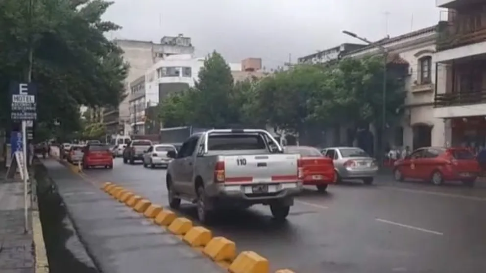 Mañana accidentada en el centro de la Ciudad: destrozó un remis y se dio a la fuga
