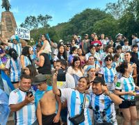 Gustavo Sáenz se sumó a los festejos como un hincha más tras el triunfo de la Selección Argentina a Croacia