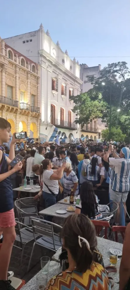 |FOTOS| Los salteños “copan” la Plaza 9 de Julio, para festejar el pase a la final de la Copa del Mundo