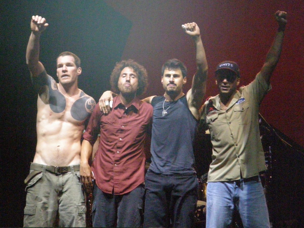 Tim Commerford junto a la banda RATM.