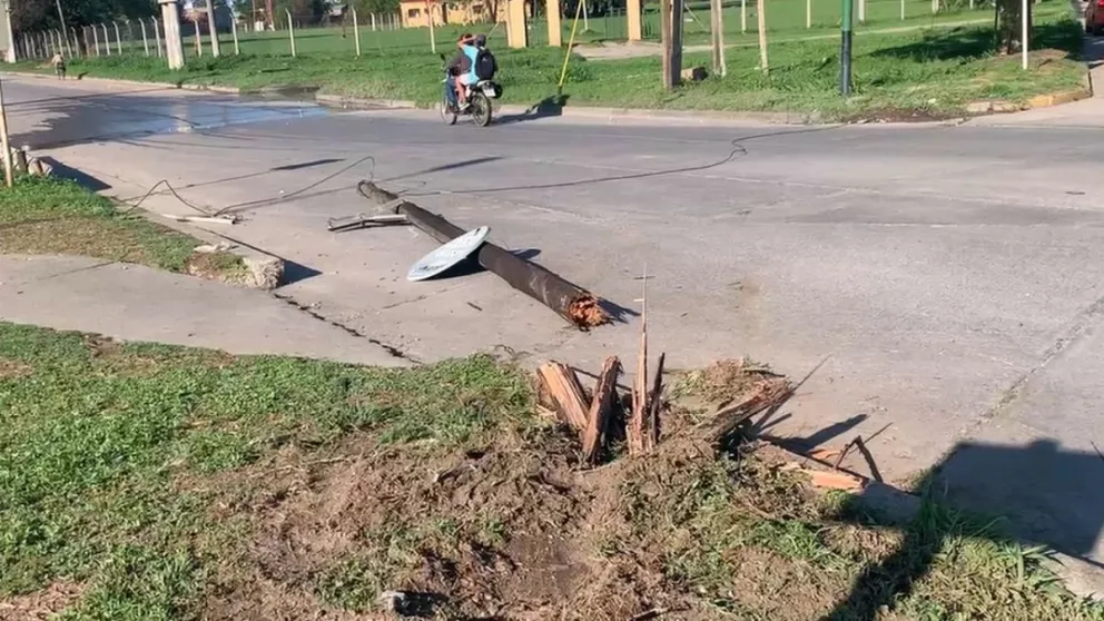 Terrible accidente: perdió el control, se subió a la platabanda y chocó contra un poste de luz