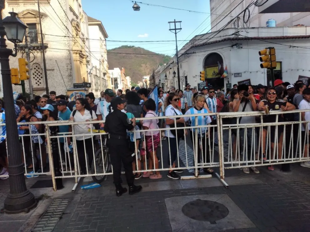 Festejo con sabor "amargo": la policía se llevó detenido a varios salteños que cantaban y saltaban emocionados