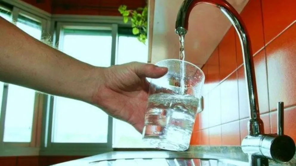 Aguas del Norte multará a quienes “derrochen” el agua: lo que opinan los salteños de todo esto