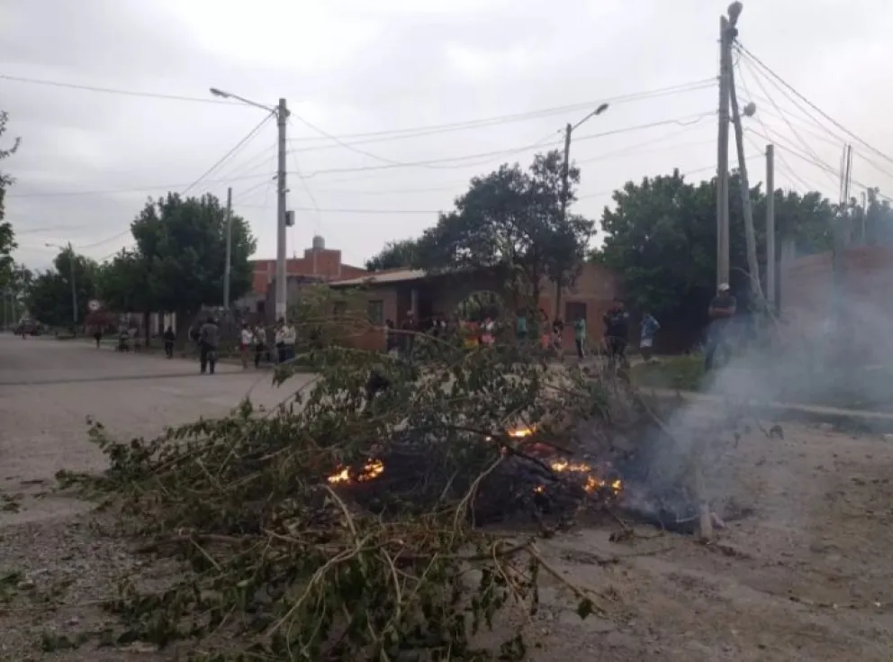 Vecinos indignados con Aguas del Norte: cortaron las calles, en reclamo de la falta de agua potable