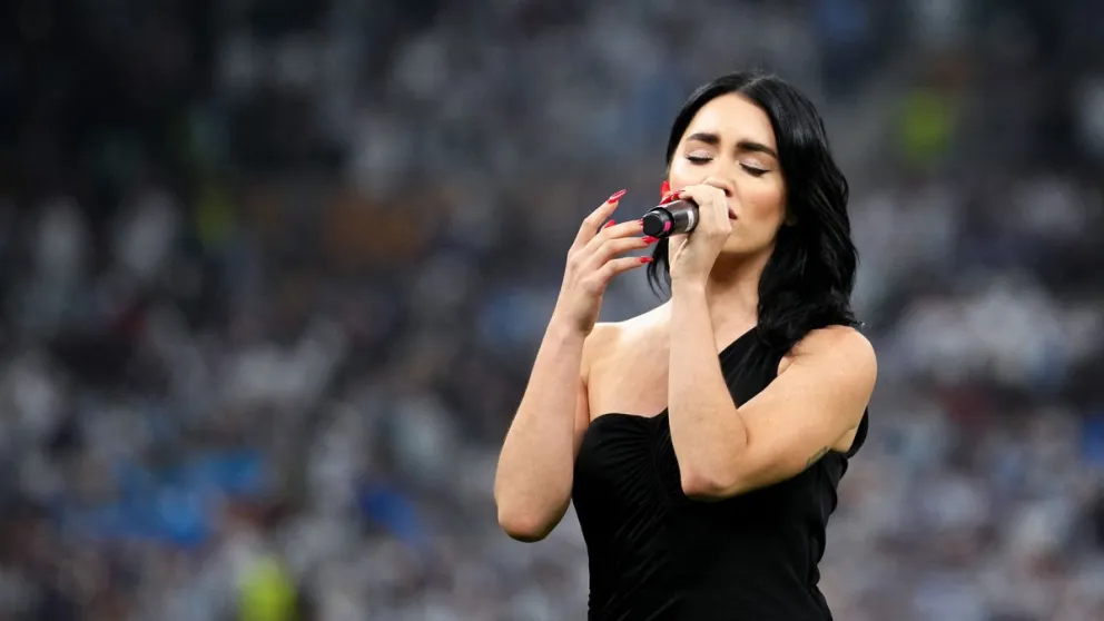 Con un elegante vestido, Lali Espósito cantó el himno antes de la final y pudo festejar junto a los jugadores