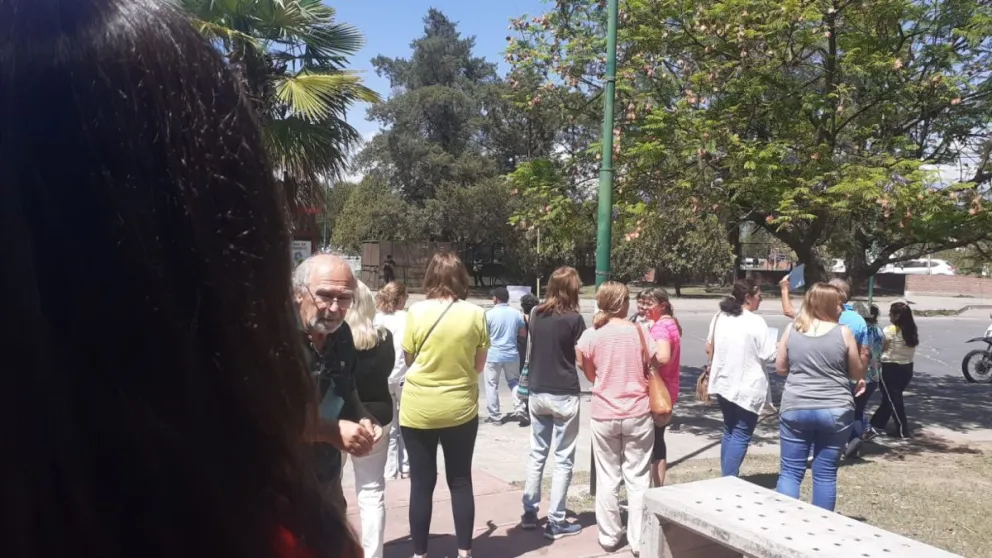 Vecinos de Grand Bourg indignados: organizan un cacerolazo para reclamar por la falta de agua