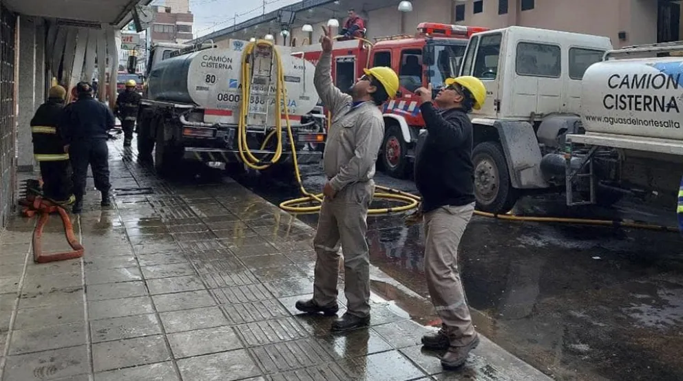 Caos y desesperación: se incendió una confitería en plena ciudad de Salta