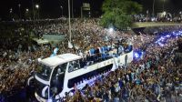 La Selección Argentina de Fútbol llegó a Ezeiza con la Copa del Mundo y fue recibida por miles de hinchas