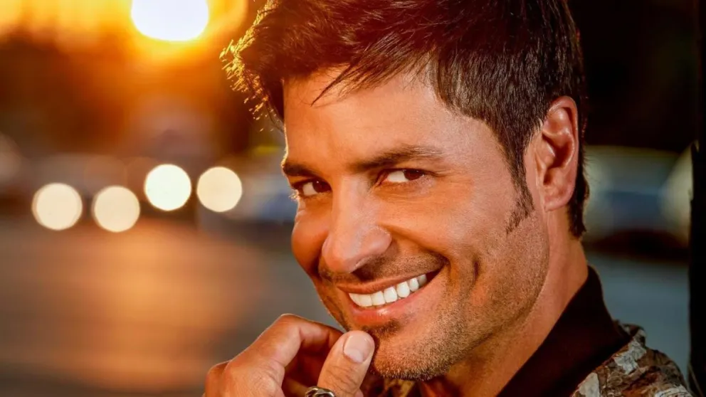 ¡Un regalo especial!: Chayanne le regala a sus fans una postal que las enloqueció