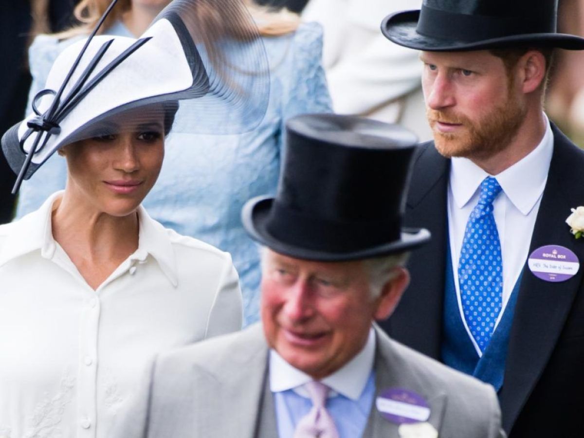 REY CARLOS, MEGHAN Y PRINCIPE HARRY