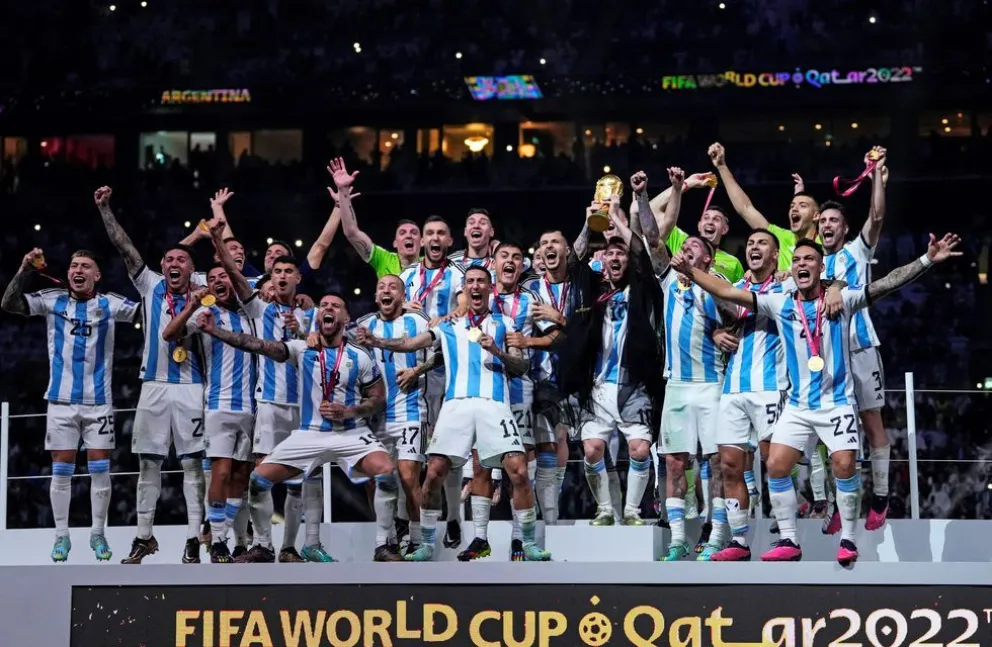 ¡Qué susto!: La Selección Argentina vivió un momento de riesgo al toparse con los cables de electricidad 