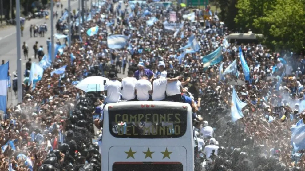 |VIDEO| Dos hinchas se arrojaron sobre el micro que transportaba a los jugadores de la Selección y terminaron arruinando los festejos