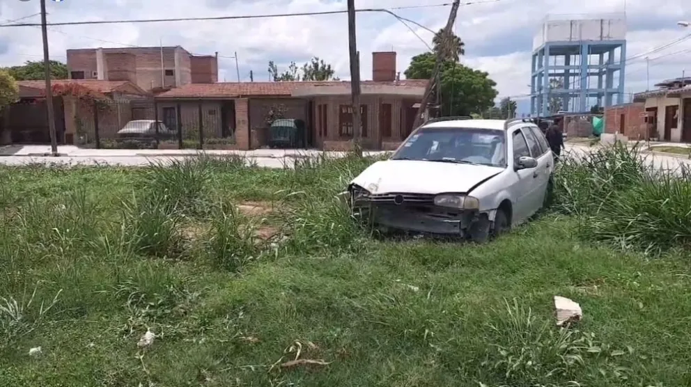 Impactante accidente en barrio San Nicolás: se llevó puesto un poste de luz y casi no la cuenta