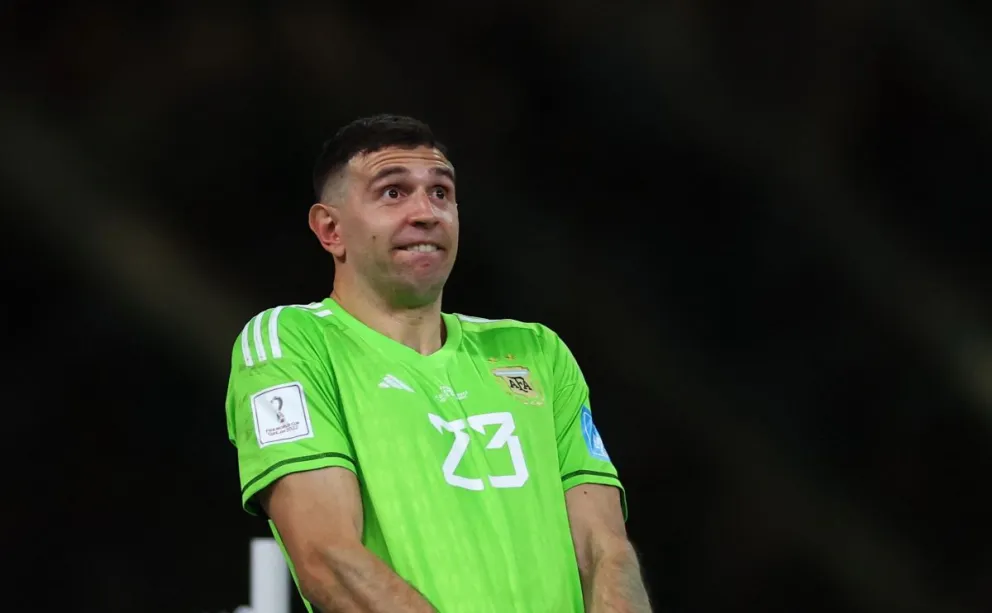 La polémica burla de 'Dibu' Martínez a Kylian Mbappé durante los festejos: lo pudo hacer upa