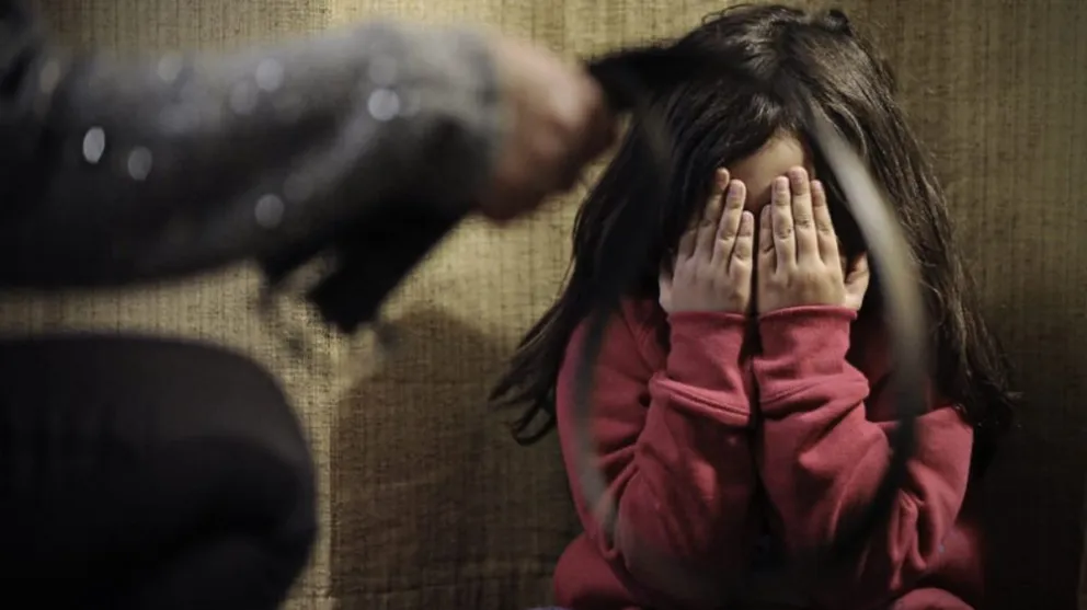 No merece ser madre: golpeó brutalmente a su hijo con una varilla