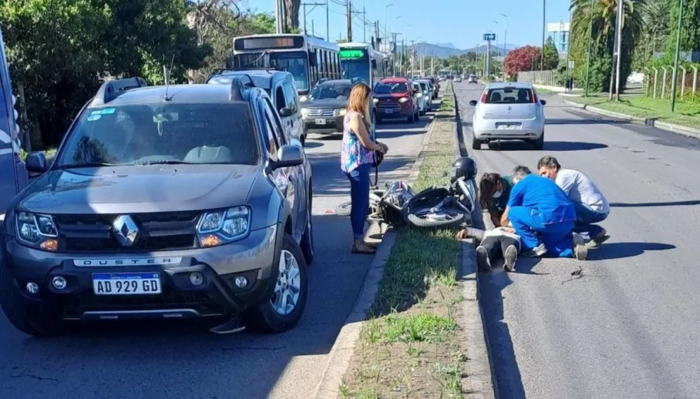Terrible accidente: motociclista chocó contra una camioneta y salió despedida hacia el carril contrario